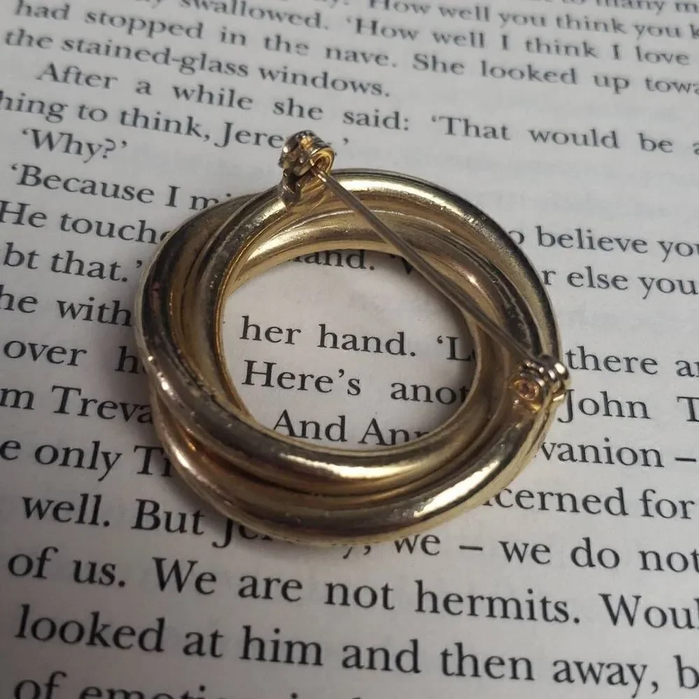 Vintage Twisted Gold Circle Brooche